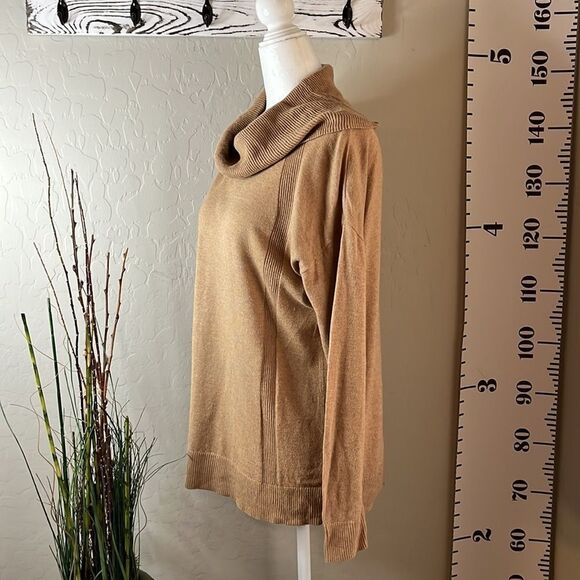 BANANA republic extra small brown turtleneck sweater. Runs large. Ribbed details - Picture 3 of 9